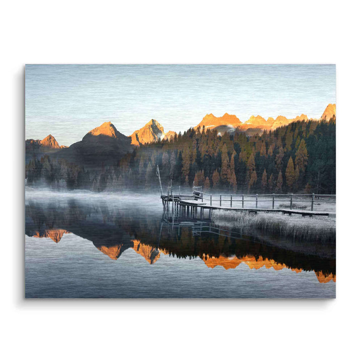 Wandbild mit Bergsee im Sonnenuntergang, Steg, Spiegelung, Natur, Alpenlandschaft