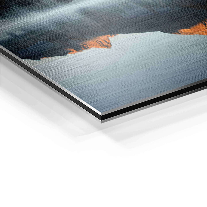 Detailansicht Wandbild Bergsee bei Sonnenuntergang auf gebürstetem Aluminium