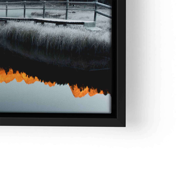 Wandbild mit Bergsee, Sonnenuntergangs-Reflexion und Landschaft im schwarzen Rahmen