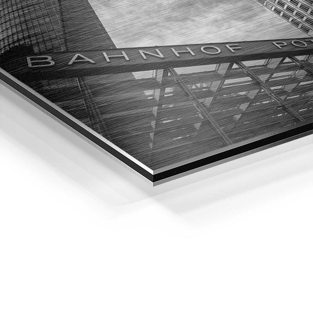 Detailfoto eines Berlin Wandbilds auf Aluminium, schwarz-weiß, Bahnhof Potsdamer Platz