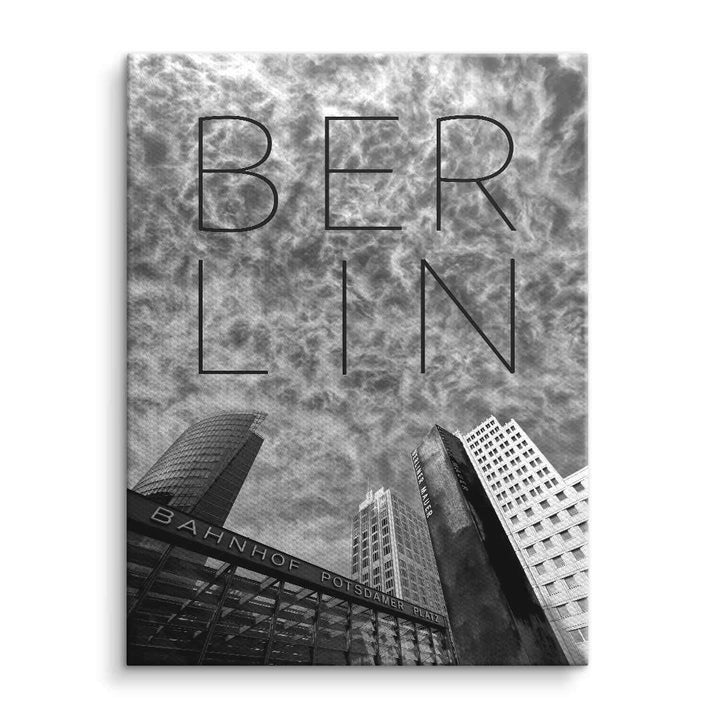 Schwarzweiß-Wandbild von Berliner Hochhäusern und Bahnhof Potsdamer Platz, Schriftzug BERLIN
