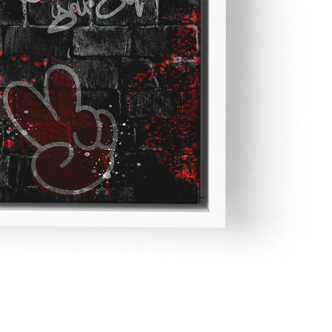 Modernes Berlin Wandbild mit Peace-Graffiti auf dunkler Backsteinwand, rote Farbspritzer