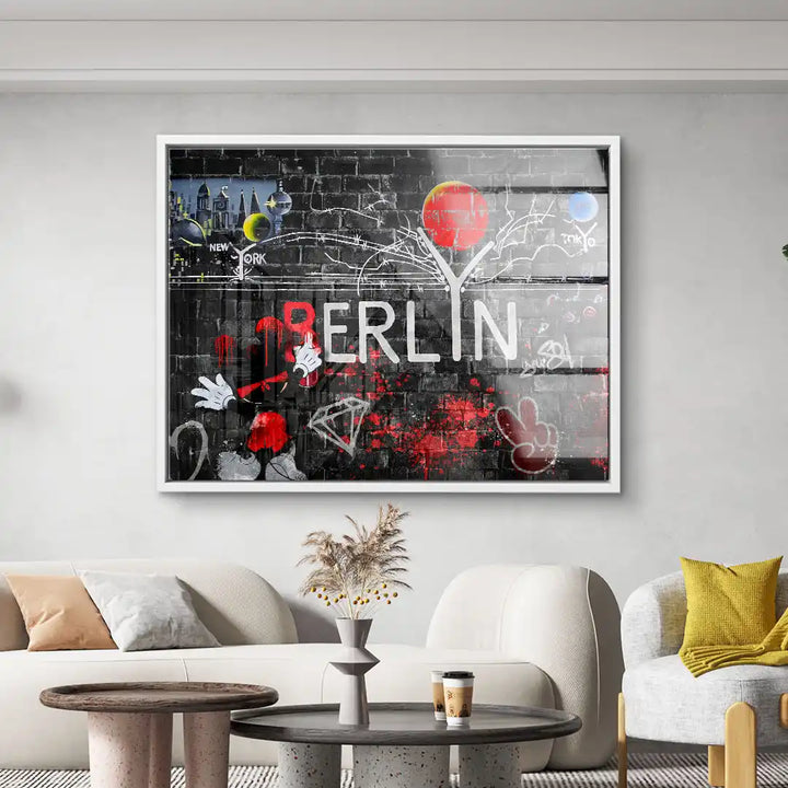 Modernes Wandbild mit Berlin Graffiti, rotem Ballon und urbanen Streetart-Elementen im Wohnzimmer