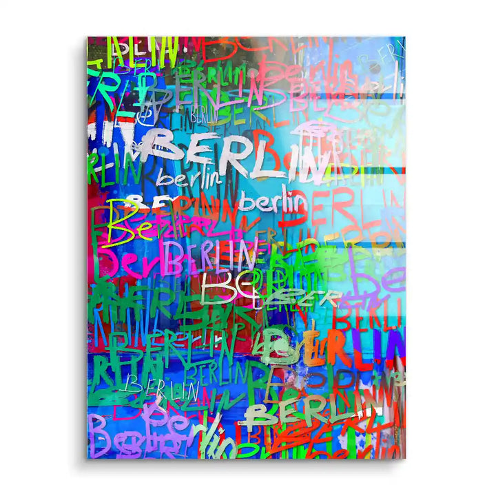 Modernes Wandbild mit bunten Berlin-Schriftzügen auf abstraktem Hintergrund, Acrylglas Kunst