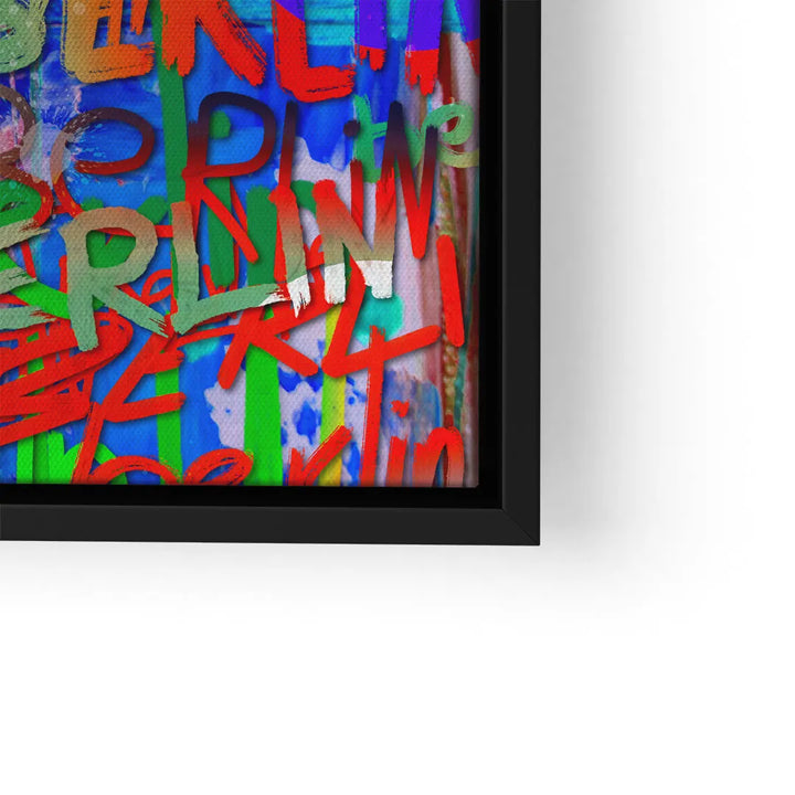 Modernes Wandbild mit buntem Berlin-Graffiti und Schriftzügen auf Leinwand im schwarzen Rahmen