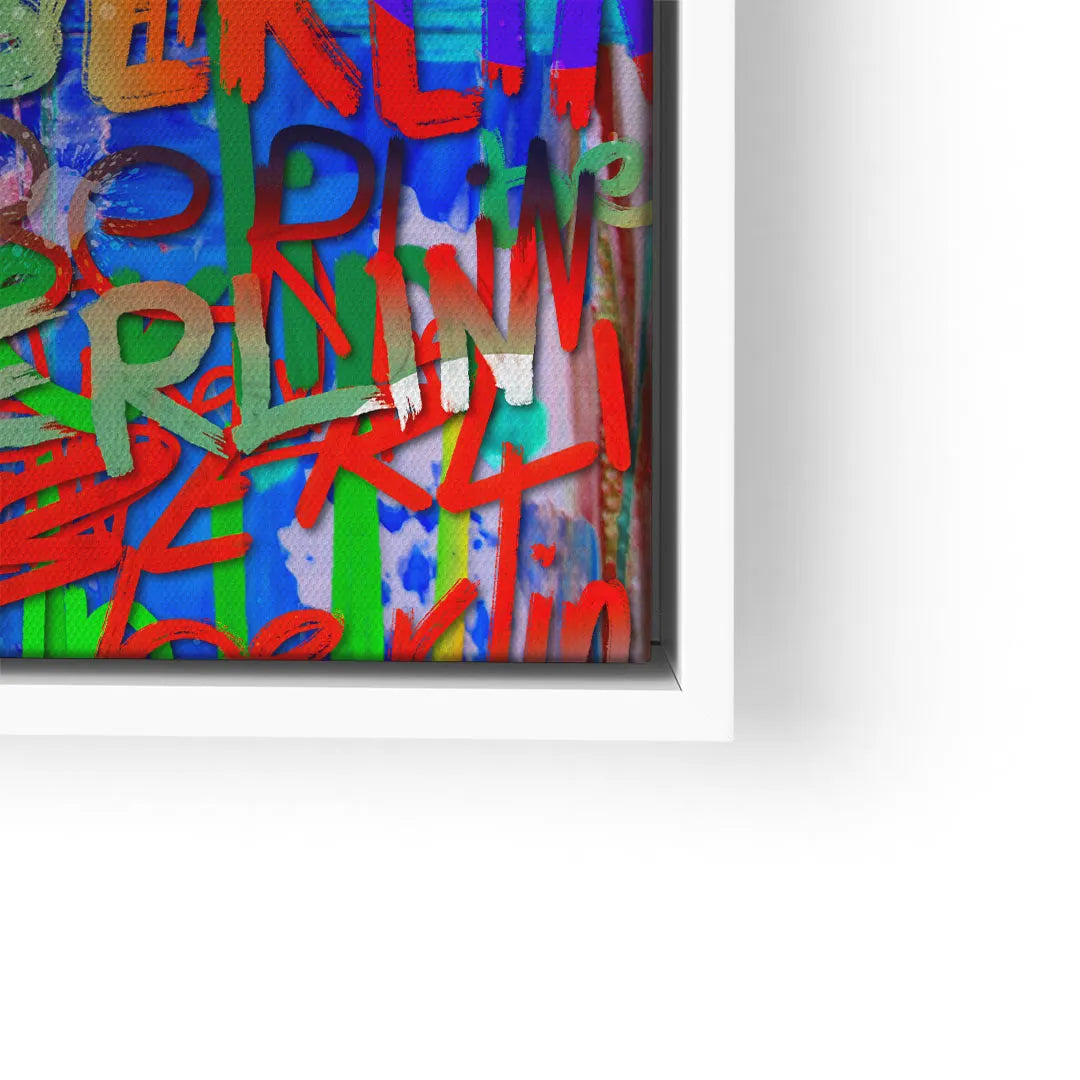 Modernes Wandbild mit buntem Berlin-Graffiti und Schriftzügen im abstrakten Streetart-Stil