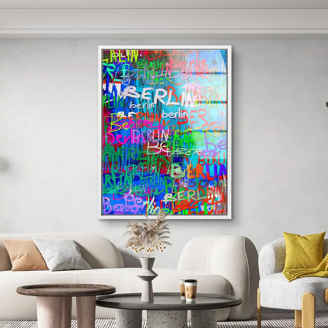 Modernes, buntes Wandbild mit Berlin-Schriftzügen als Graffiti im Wohnzimmer