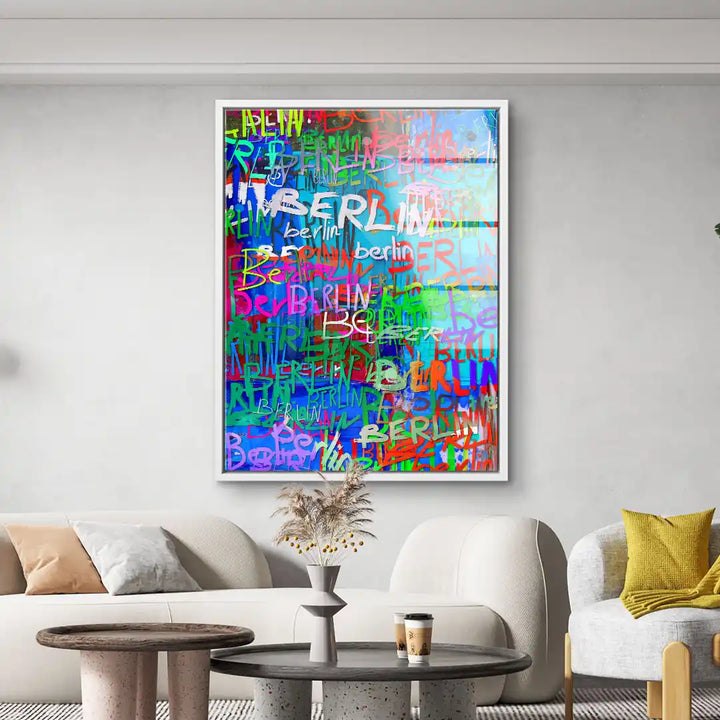 Modernes, buntes Wandbild mit Berlin-Schriftzügen als Graffiti im Wohnzimmer