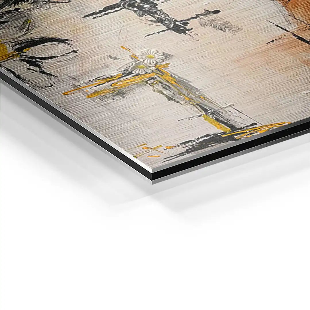 Detailaufnahme abstraktes Wandbild mit gelben und schwarzen Pinselstrichen auf Aluminium