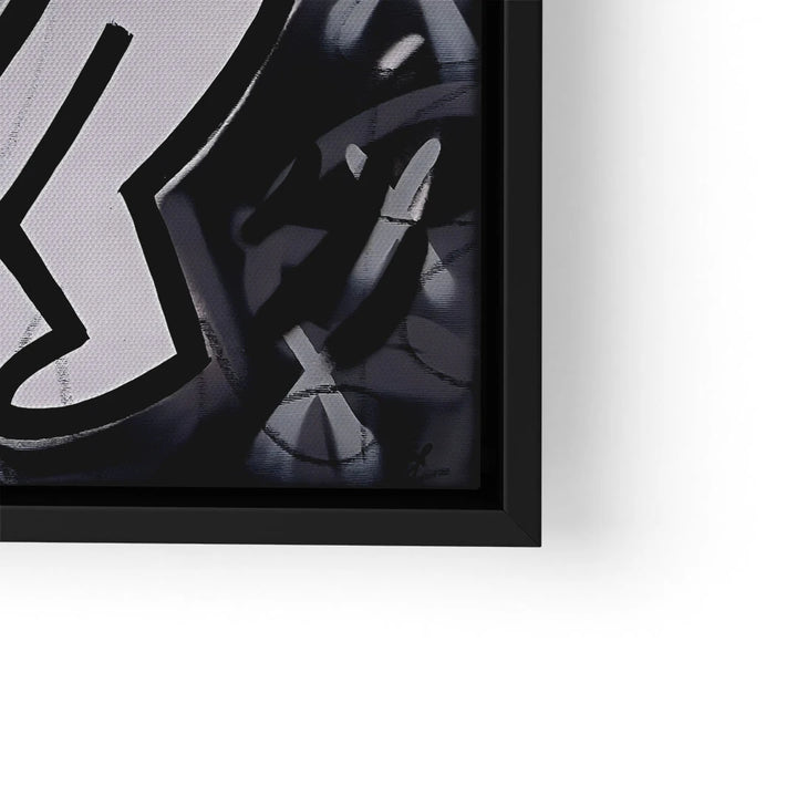 Detail eines modernen Wandbilds mit grafischem Schwarz-Weiß-Motiv in schwarzem Rahmen