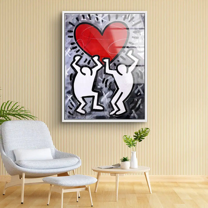 Modernes Wandbild mit zwei weißen Figuren und rotem Herz im Pop Art Stil an Wohnzimmerwand