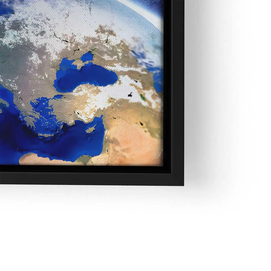 Modernes Wandbild mit Satellitenansicht von Europa, Afrika und Nahost im schwarzen Rahmen