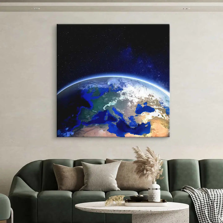 Modernes Wohnzimmer mit Wandbild Erde aus dem All, detailreiche Weltall-Kunst als Wanddeko