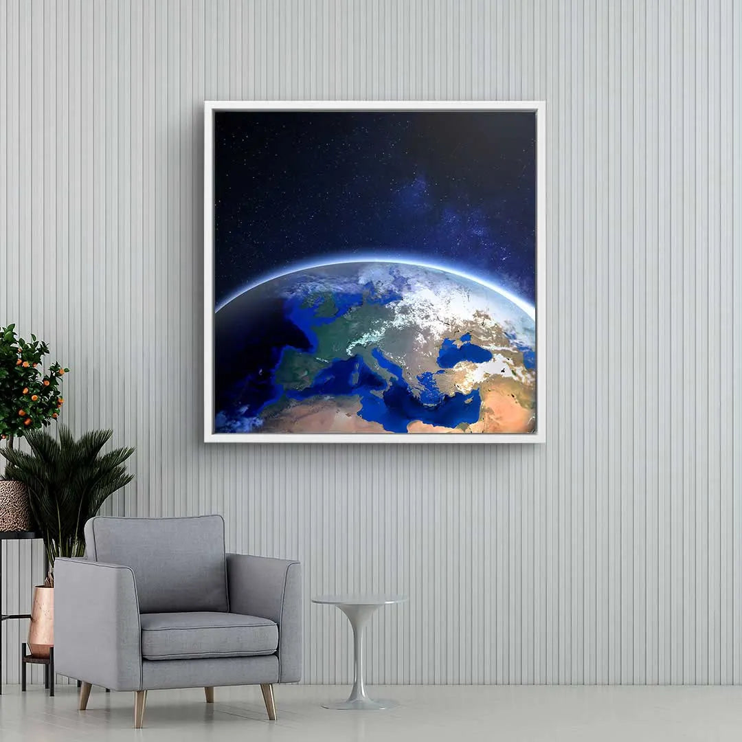 Modernes Wandbild mit Weltall und Erde über Europa, stilvoll in Wohnzimmer dekoriert