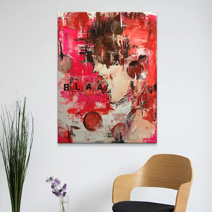 Modernes abstraktes Wandbild mit rot-braunen Farbtönen und Text 'BLAA', Kunst für Wohnzimmer.
