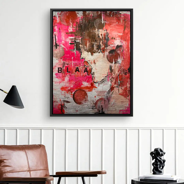 Abstraktes Wandbild mit Schriftzug BLAA in Rot, Pink und Braun, modernes Wohnzimmer