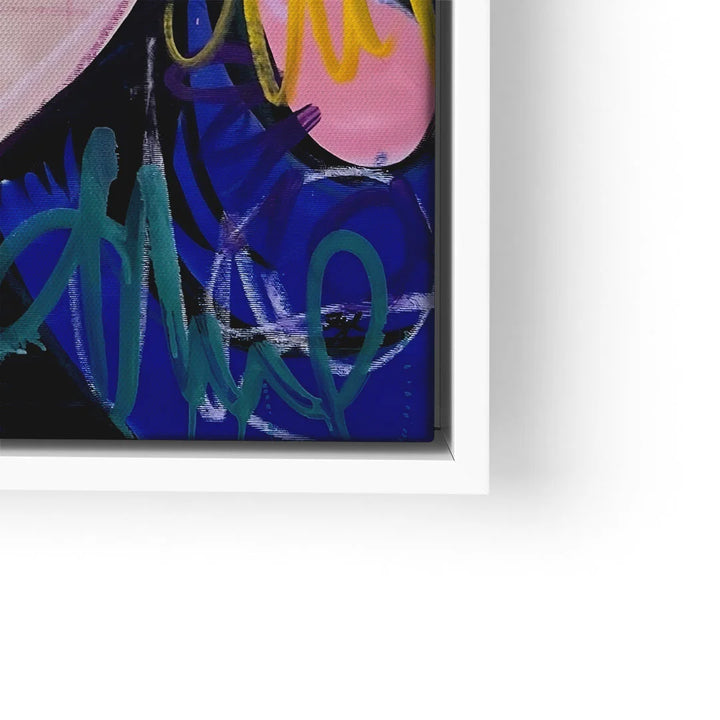 Modernes abstraktes Wandbild mit kräftigen blauen und pinken Farbakzenten im weißen Rahmen