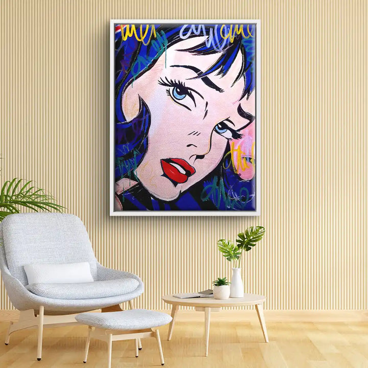 Pop Art Wandbild mit schwarzhaariger Frau, rotem Lippenstift und farbigen Akzenten im Wohnzimmer