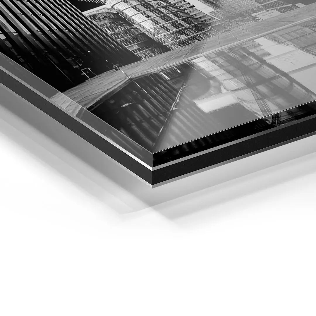 Detailaufnahme eines schwarz-weißen Stadt-Wandbilds auf Acrylglas, moderne Architektur