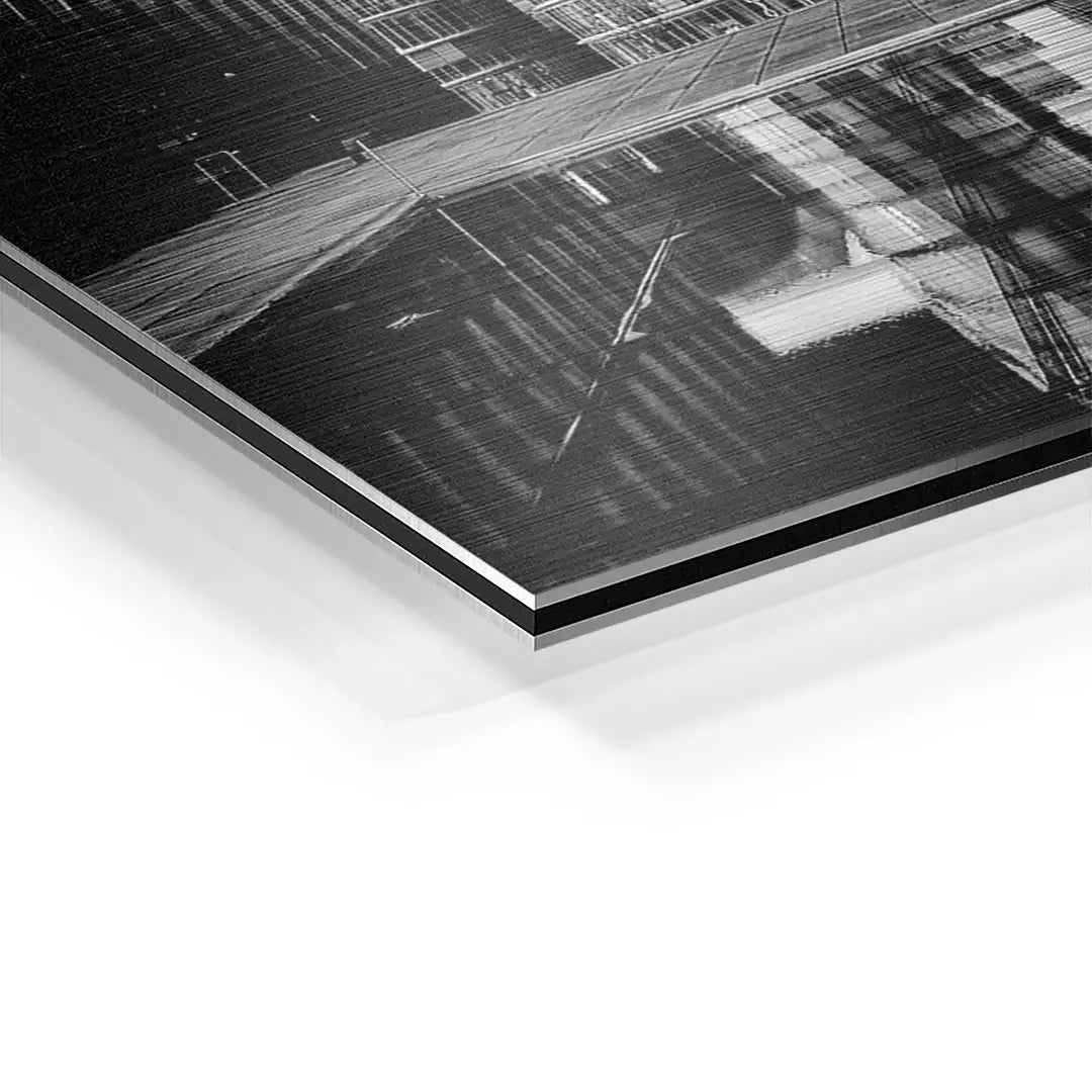Detailansicht Wandbild auf Aluminium mit schwarzem Architekturmotiv, gebürstete Oberfläche