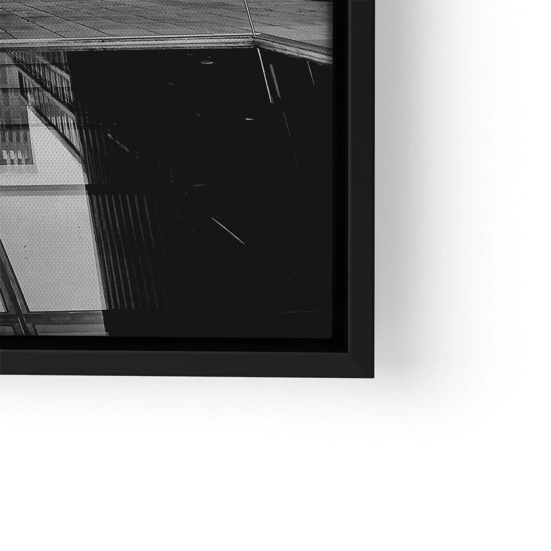 Modernes Wandbild in Schwarz-Weiß mit abstraktem Architekturmotiv im schwarzen Rahmen