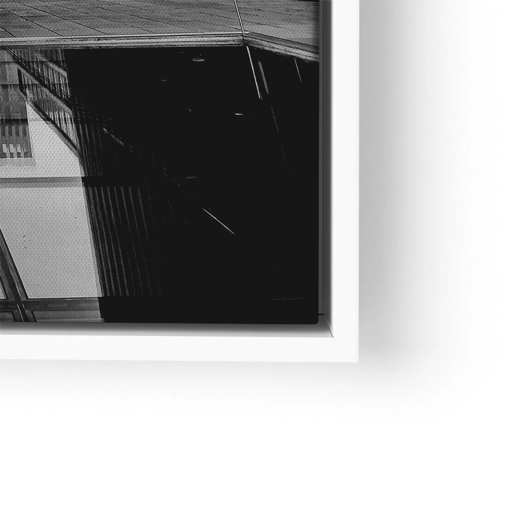 Modernes Wandbild mit abstrakten schwarz-weißen Linien und geometrischen Formen im Rahmen
