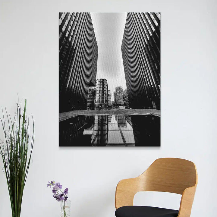 Schwarz-weiß Wandbild mit moderner Architektur und Hochhäusern, minimalistische Inneneinrichtung