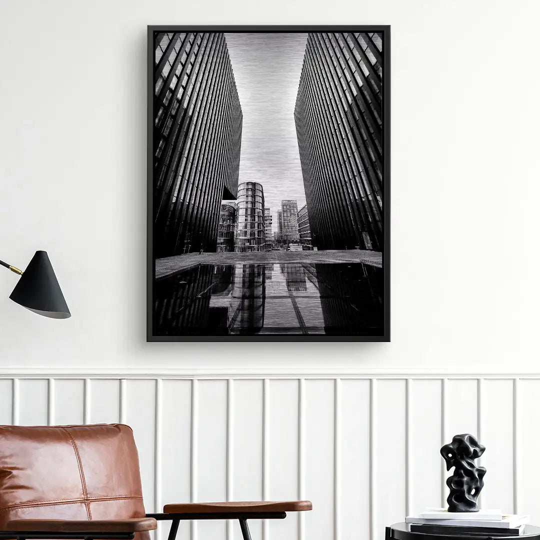 Schwarz-weißes Wandbild mit moderner Architektur und Spiegelung, urbaner Kunstdruck