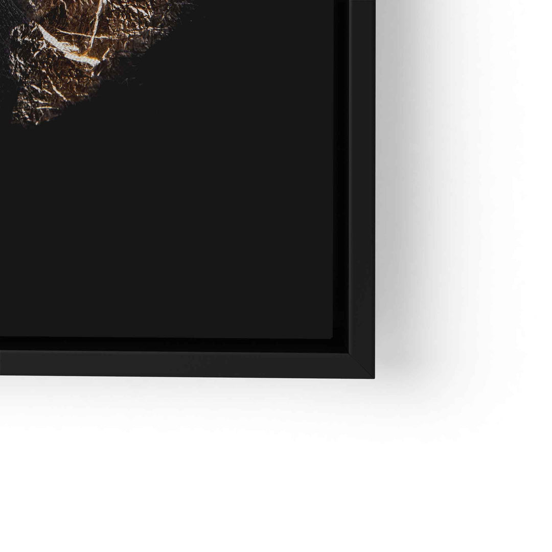 Modernes Wandbild mit schwarz-goldenem Gesicht, abstrakte Kunst auf Leinwand, Nahaufnahme.