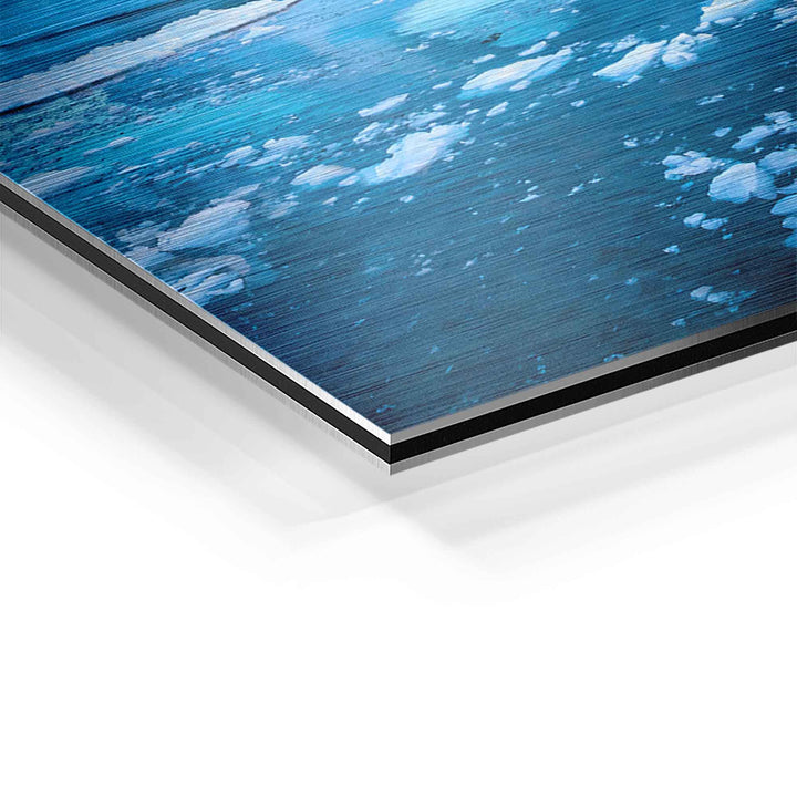 Detailansicht Wandbild mit blauem Eisberg und Naturmotiv auf Aluminium-Druck