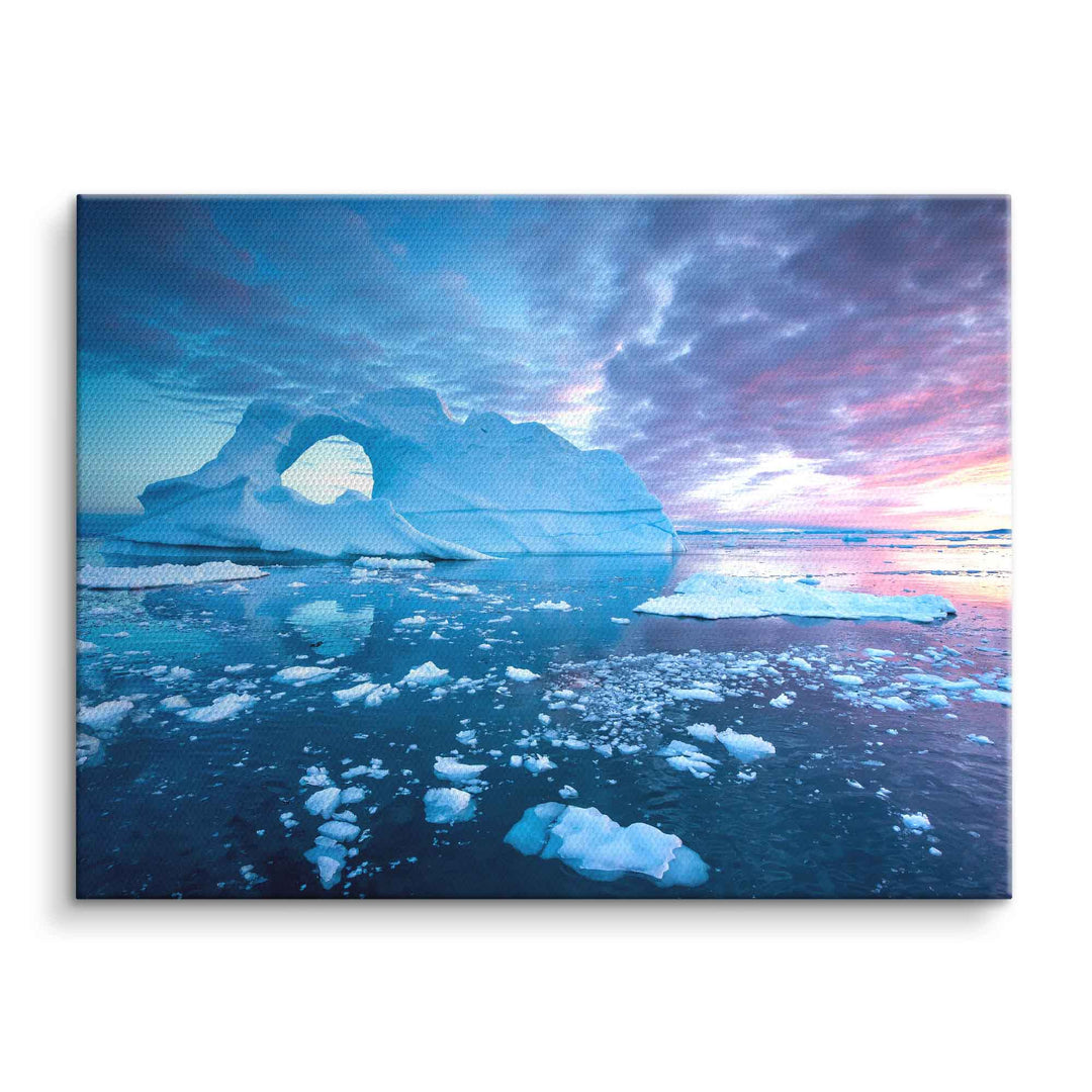 Wandbild blauer Eisberg auf Wasser bei Sonnenuntergang, Natur Leinwandmotiv