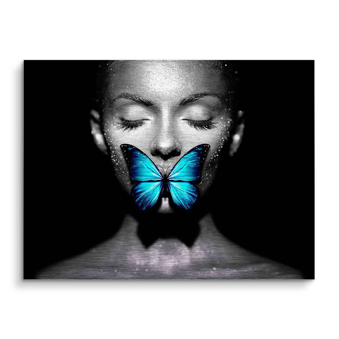 Schwarzweißes Porträt mit blauem Schmetterling auf Lippen, modernes Wandbild
