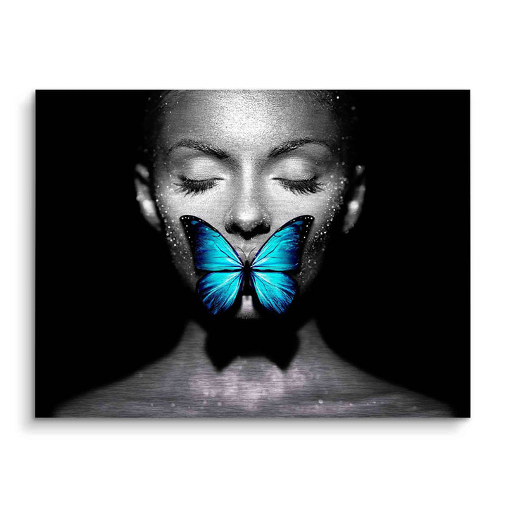 Schwarzweißes Porträt mit blauem Schmetterling auf Lippen, modernes Wandbild
