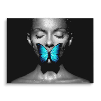 Wandbild Frau mit geschlossenen Augen, blauer Schmetterling auf Lippen, schwarz-weiß Kontrast