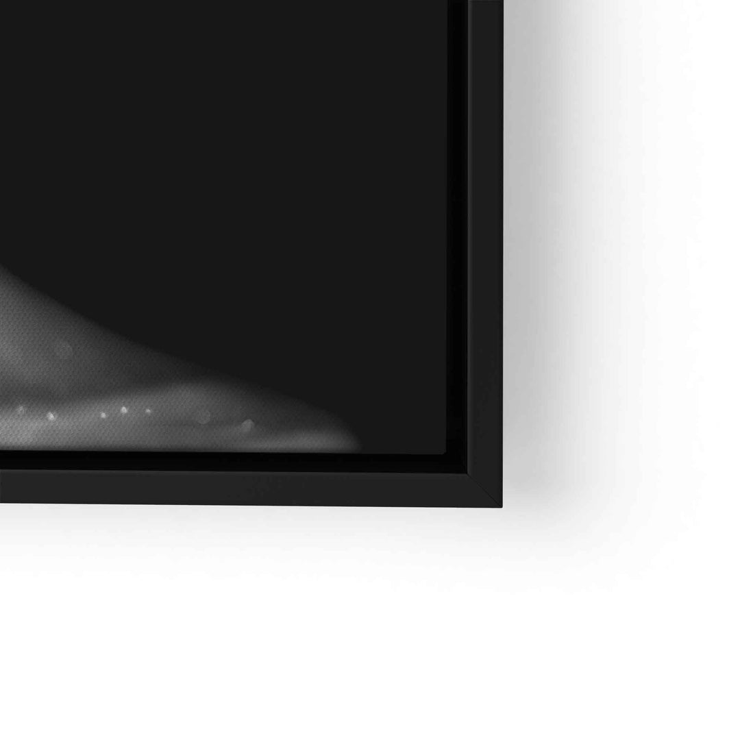 Detail eines Wandbilds mit schwarzem Rahmen und dunklem, abstraktem Motiv auf Leinwand