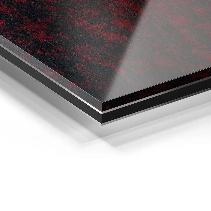 Detailaufnahme eines Wandbilds auf Acrylglas mit abstraktem, dunkelrotem Muster