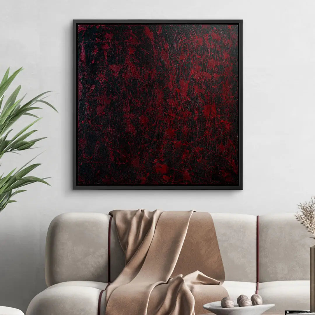 Abstraktes Wandbild mit roter und schwarzer Textur über Sofa im modernen Wohnzimmer