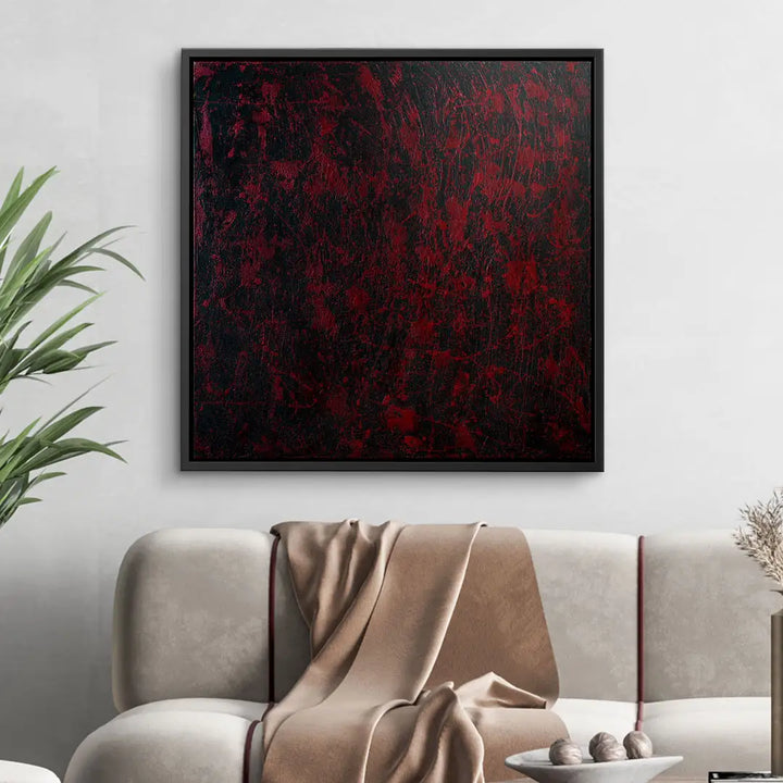 Abstraktes Wandbild mit roter und schwarzer Textur über Sofa im modernen Wohnzimmer