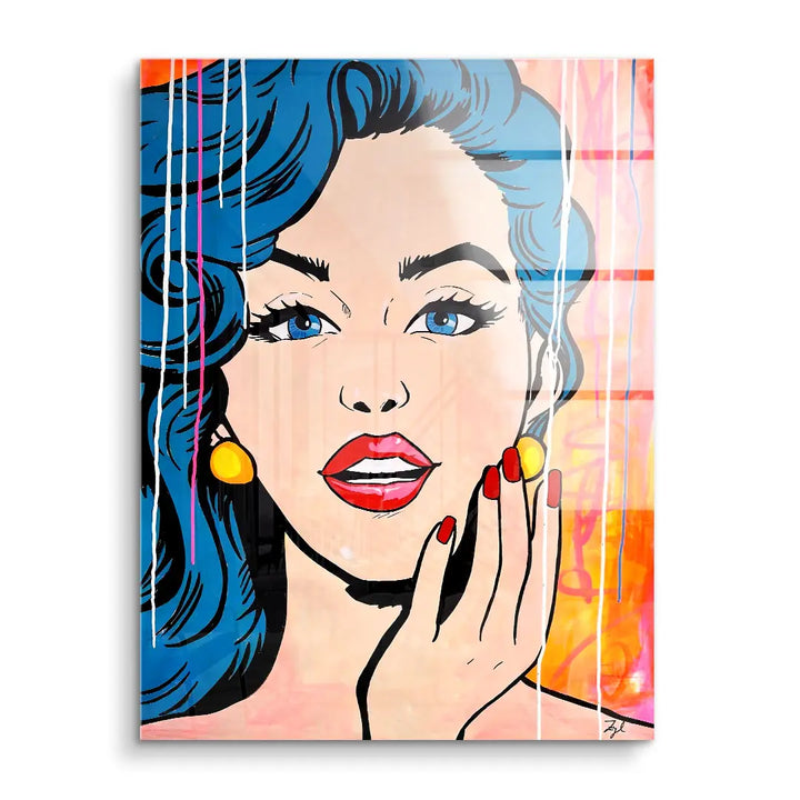 Pop Art Wandbild Frau mit blauen Haaren, roten Lippen und gelben Ohrringen auf Acrylglas