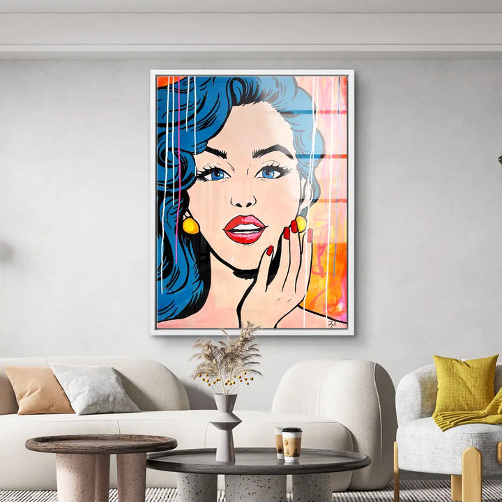 Modernes Pop Art Wandbild einer Frau mit blauen Haaren und gelben Ohrringen im Wohnzimmer