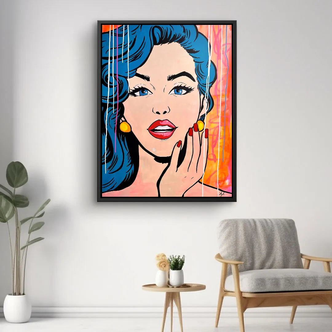 Pop Art Wandbild mit Frau mit blauen Haaren und gelben Ohrringen im modernen Wohnzimmer