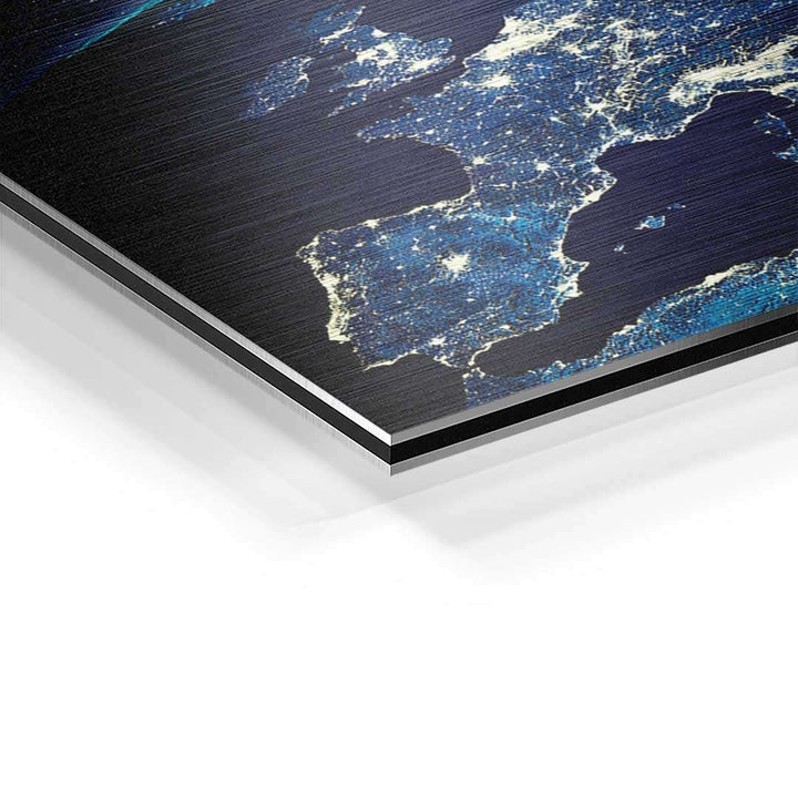 Detailaufnahme eines Wandbilds mit Satellitenbild von Europa bei Nacht auf Aluminium, moderne Kunst