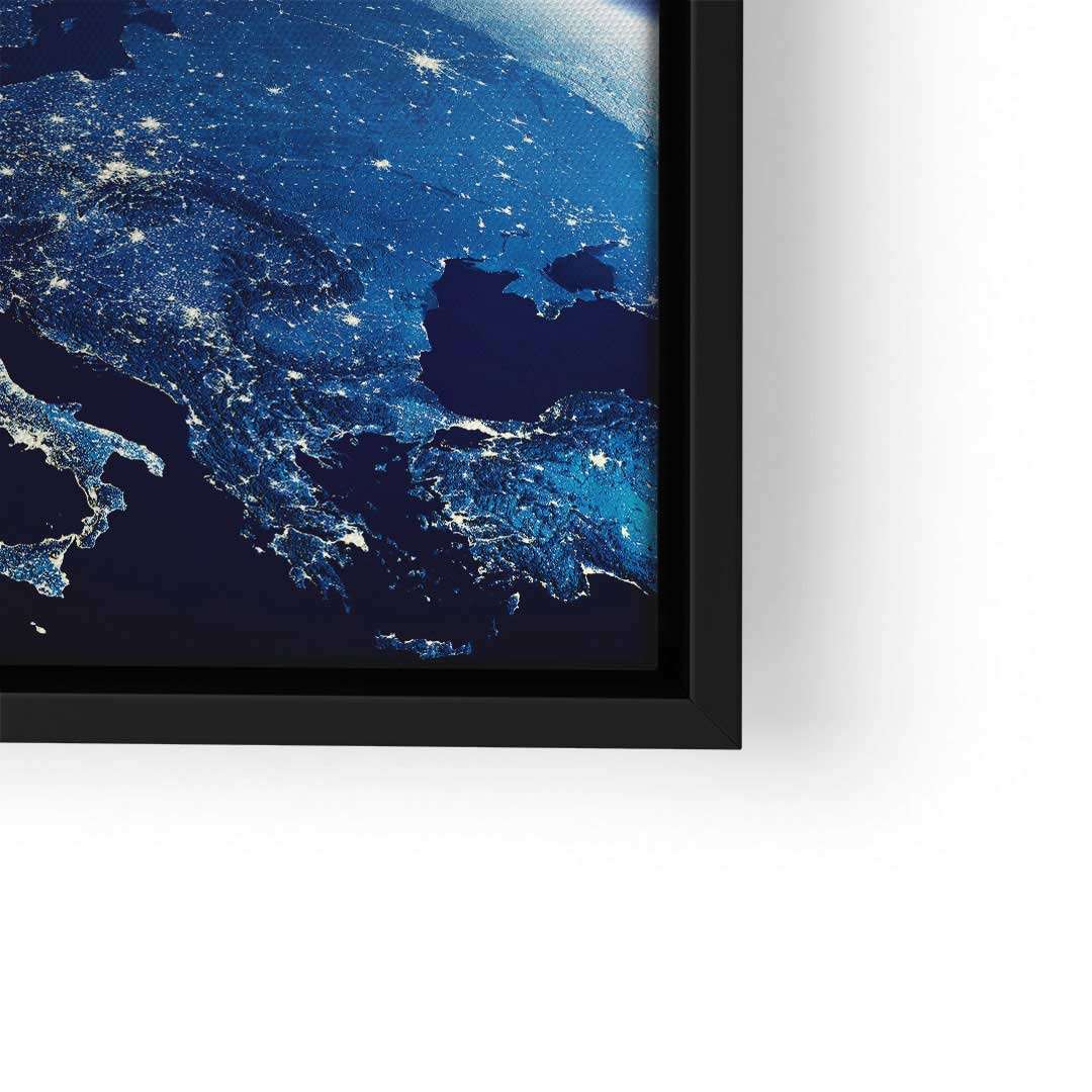 Wandbild Weltkarte in Blau mit Lichtern bei Nacht, moderner Kunstdruck im schwarzen Rahmen
