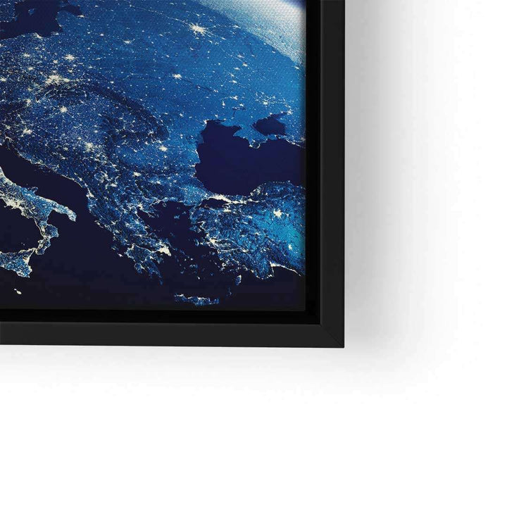 Wandbild Weltkarte in Blau mit Lichtern bei Nacht, moderner Kunstdruck im schwarzen Rahmen