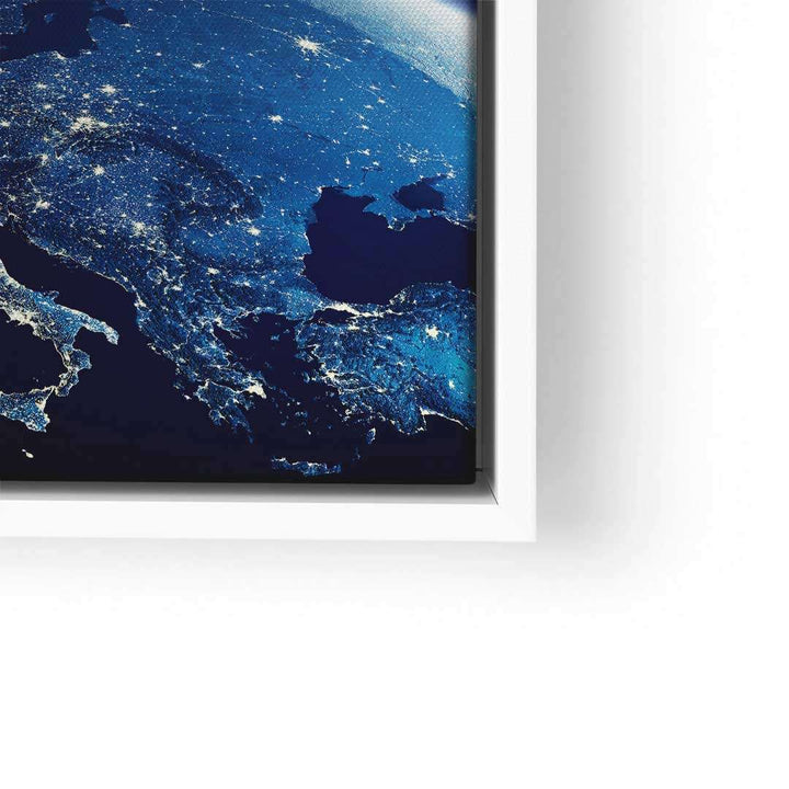 Modernes Wandbild Weltkarte in Blautönen mit leuchtenden Städten, Nahaufnahme im Rahmen