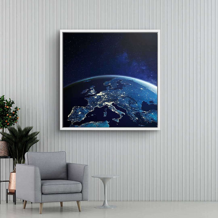Modernes Wandbild mit Weltkarte und Europa-Ansicht bei Nacht im stilvollen Wohnzimmer