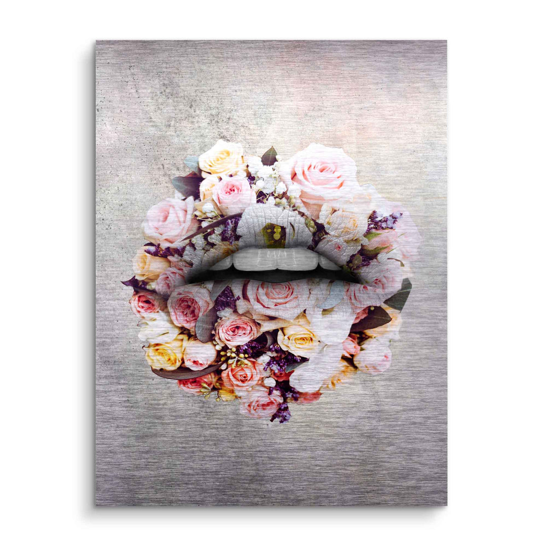 Modernes Wandbild mit Lippen aus rosa und cremefarbenen Blumen auf grauem Hintergrund