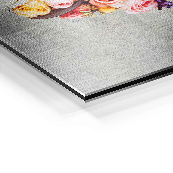 Detail Wandbild auf gebürstetem Aluminium mit Blumenmotiv und farbigen Lippen