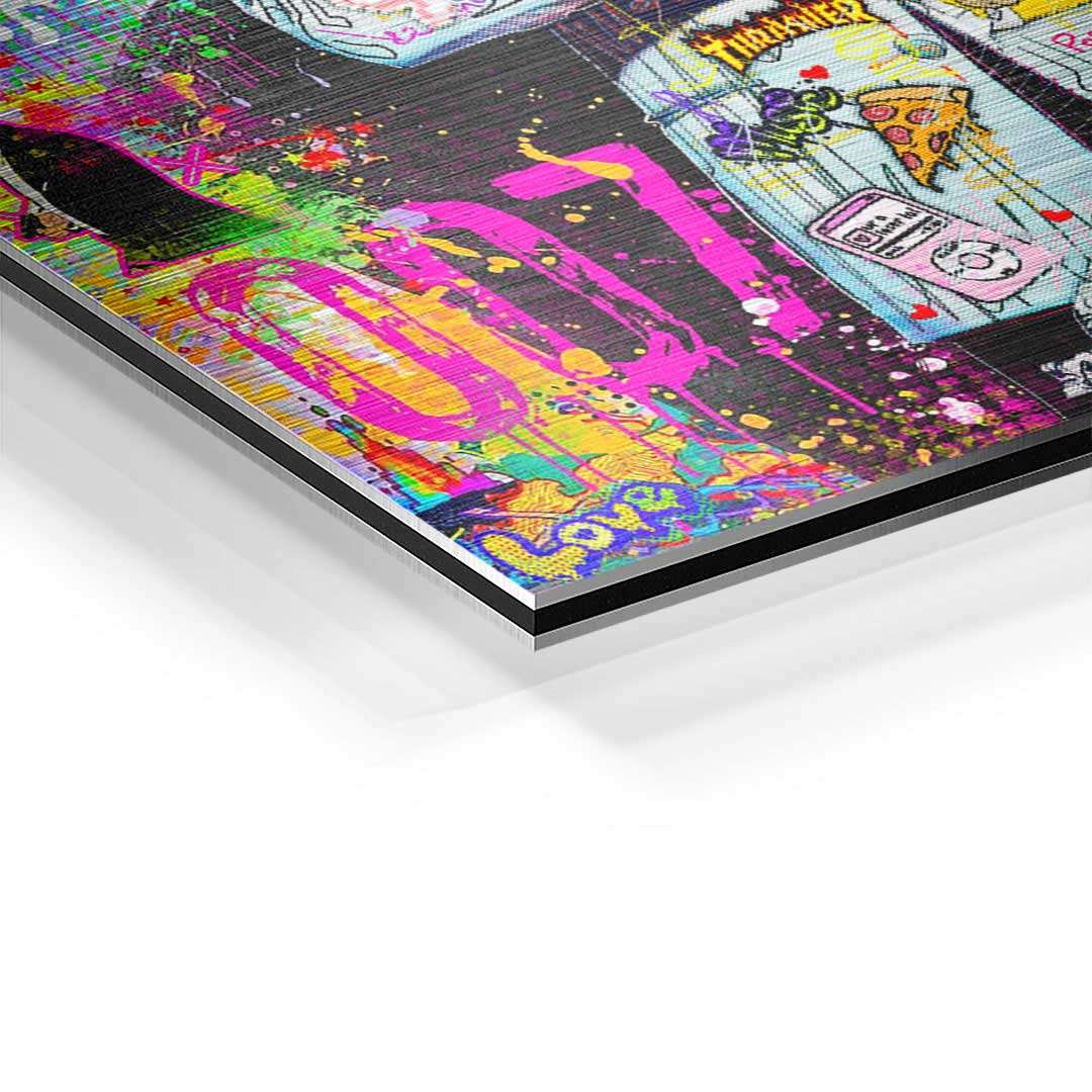 Detailaufnahme modernes Wandbild Pop Art bunt mit Farbspritzern und Schriftelementen auf Aluminium