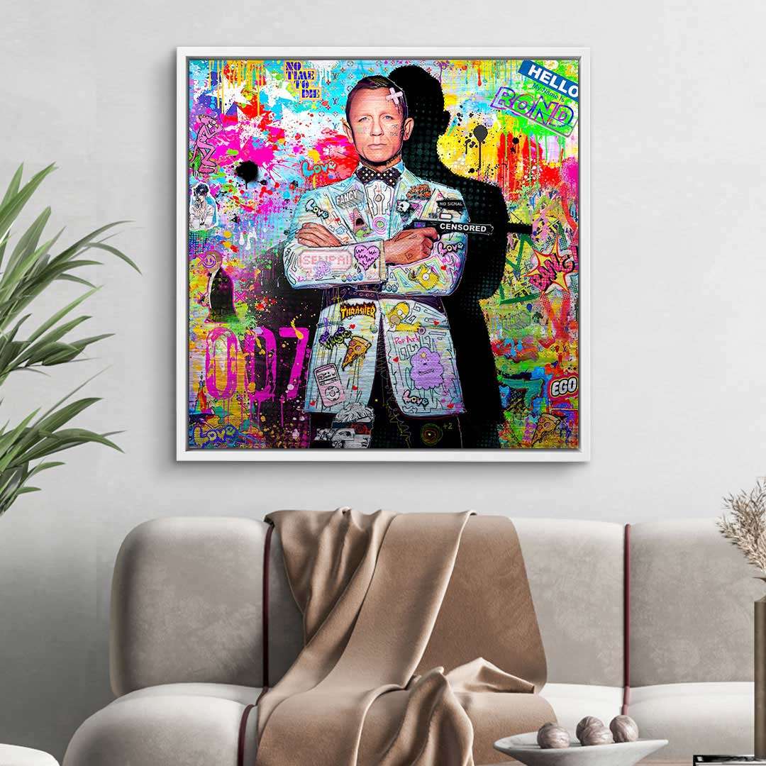 Buntes Pop Art Wandbild mit 007 Motiv an weißer Wand über modernem Sofa
